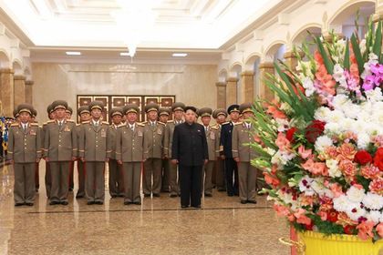 Ким Чен Ын во главе генералитета.  Фото: Reuters