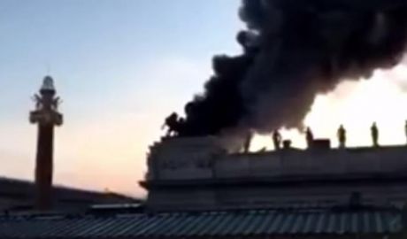 Un incendiu a izbucnit pe acoperişul Parlamentului austriac. Foto: jurnal.md