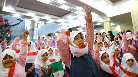 Iranul interzice limba engleză în şcolile primare.