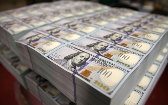 Dolarul amrican s-a devalorizat cu nouă bani și a ajuns să coste 20 de lei şi 58 de bani.