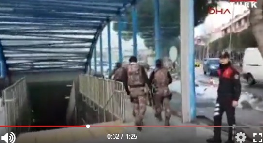 Две станции метро Стамбула закрыли из-за сообщения о подозреваемом в теракте.