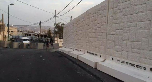 Poliția israeliană a început construcția unui zid prezentat ca temporar în Ierusalimul de Est și destinat să protejeze o zonă de colonizare de atacuri lansate dintr-un cartier palestinian vecin.