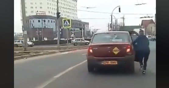 В Кишиневе парень запрыгнул в движущееся такси.