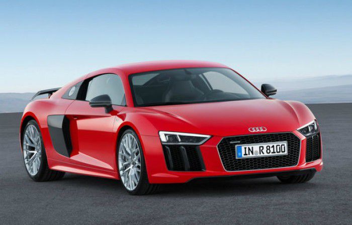 Audi susţine că a renunţat să ofere şi un motor V8 pe noua generaţie R8 pentru că cererea s-a dovedit a fi foarte mică. Acelaşi lucru s-a întâmplat şi cu transmisia manuală.