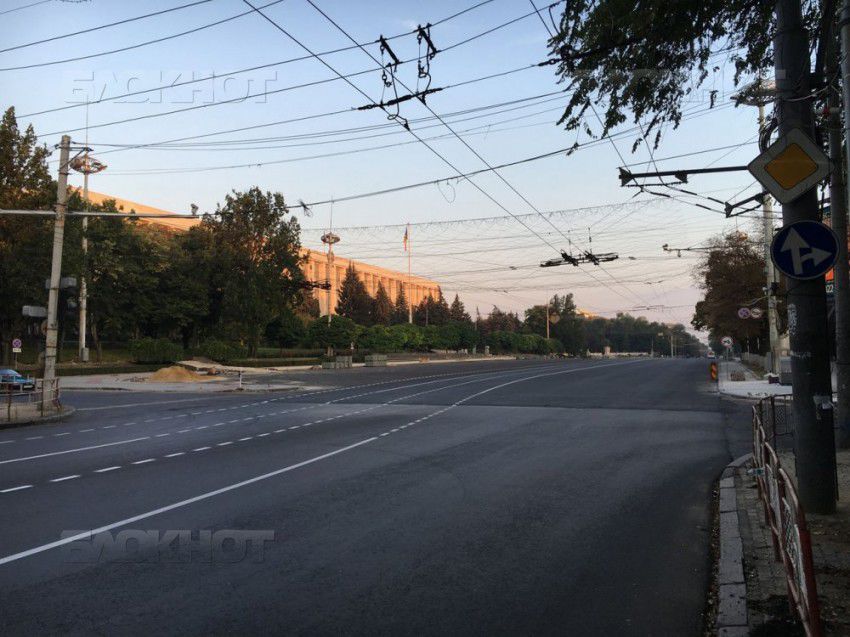 На бульваре Штефана чел Маре продолжится замена столбов, а также их монтаж.