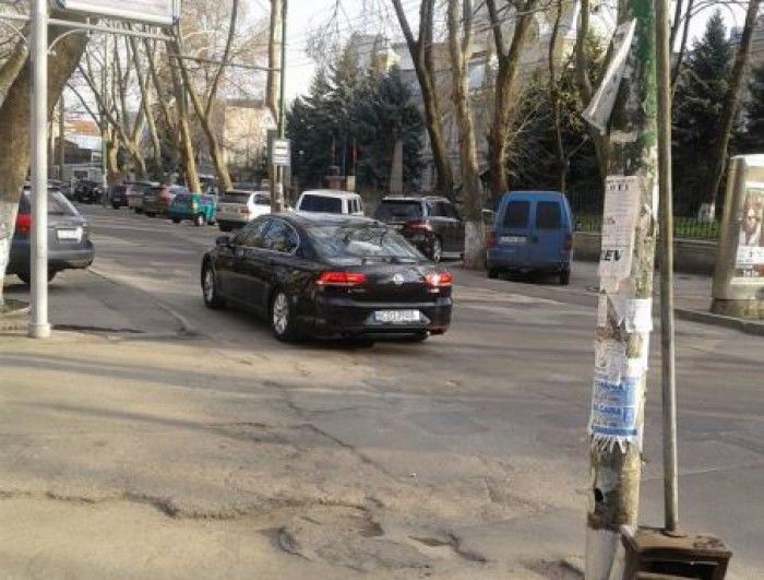 Se caută șoferul mașinii cu numere diplomatice. Foto: facebook.com / Victor Bunescu