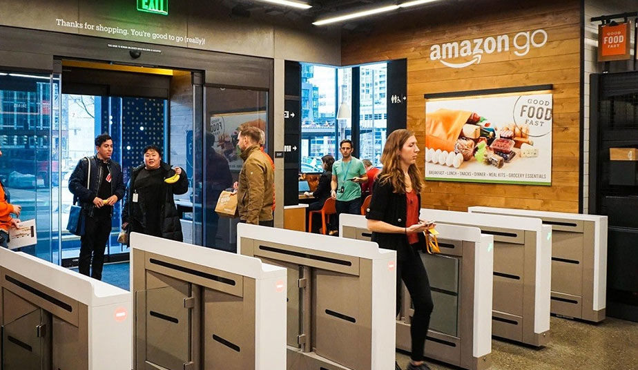 Amazon может открыть магазины одежды с умными примерочными.