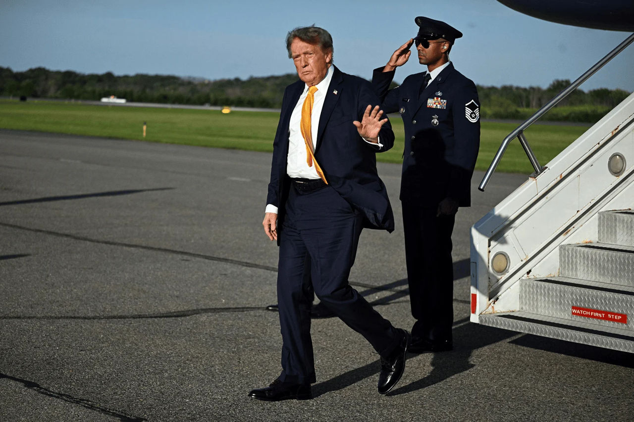 Трамп перекрасился и стал брюнетом.