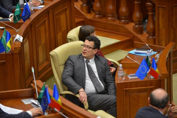 Deputatul liberal-democrat Vadim Pistrinciuc susține că Partidul Liberal ar lucra mai mult pentru socialiști. Foto: shok.md