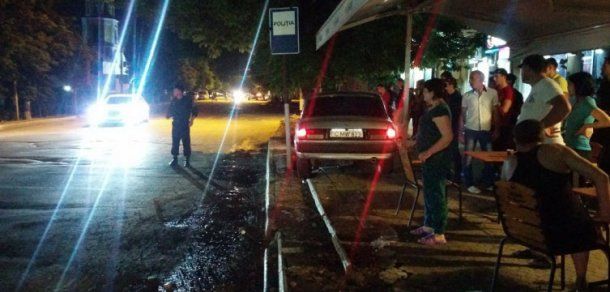 Un subofițer de poliție beat „a aterizat” cu mașina pe terasa unui bar. Foto: gagauzmedia.md