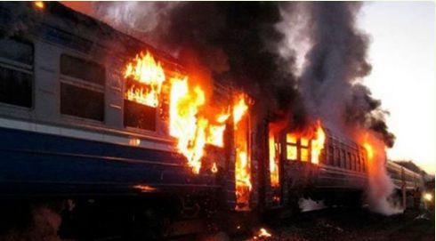 В Румынии на станции загорелся поезд, полный пассажиров.