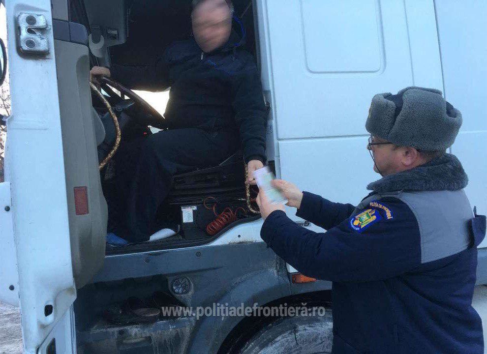 Один из мужчин заявил что приобрел машины в Нидерландах и обратился к другу, для того чтобы перевести их в Молдову. 
