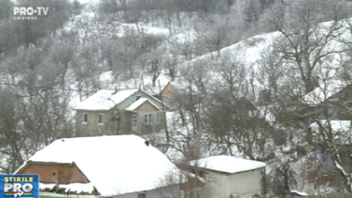 Un sat din Călăraşi, izolat de restul lumii: Oameni blocaţi de troiene. Foto: protv.md