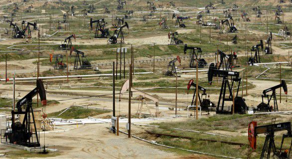 Petrolul Brent, de referinţă pe piaţa londoneză, este în scădere cu 41 de cenţi, la 46,21 dolari pe baril, după ce joi a coborât cu 54 de cenţi.