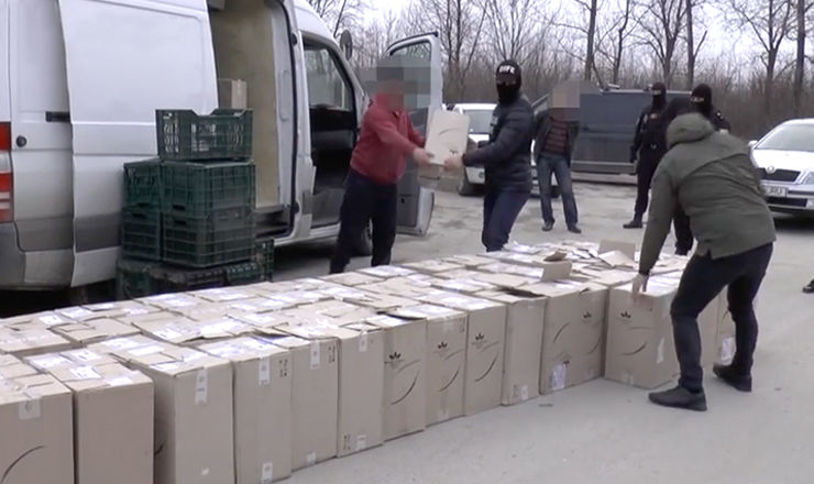 В результате проведенных обысков было обнаружено и конфисковано около 1 180 000 сигарет стоимостью 805 000 леев.