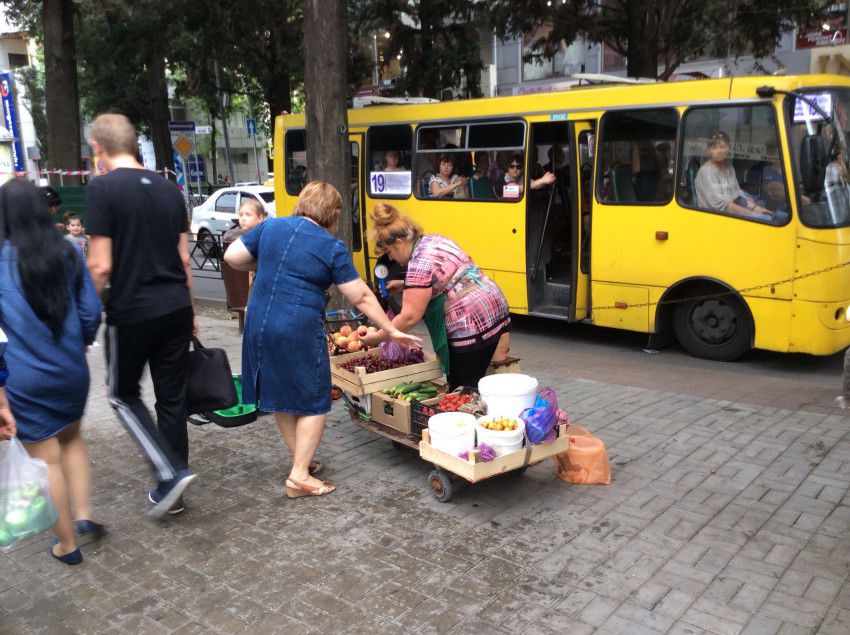 Уличных торговцев молочными продуктами и покупателей не пугает зной.
