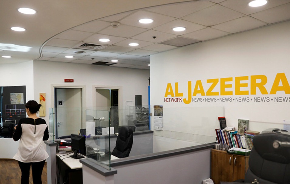 Вещание катарского телеканала Al Jazeera в Израиле будет прекращено, а офисы компании закрыты.