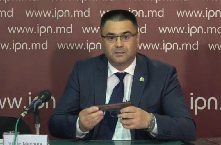 Маринуцэ показал журналистам пистолет, на котором написано его имя.