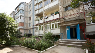 Gata cu faţadele colorate strident şi extidenderea locuinţelor după bunul plac.