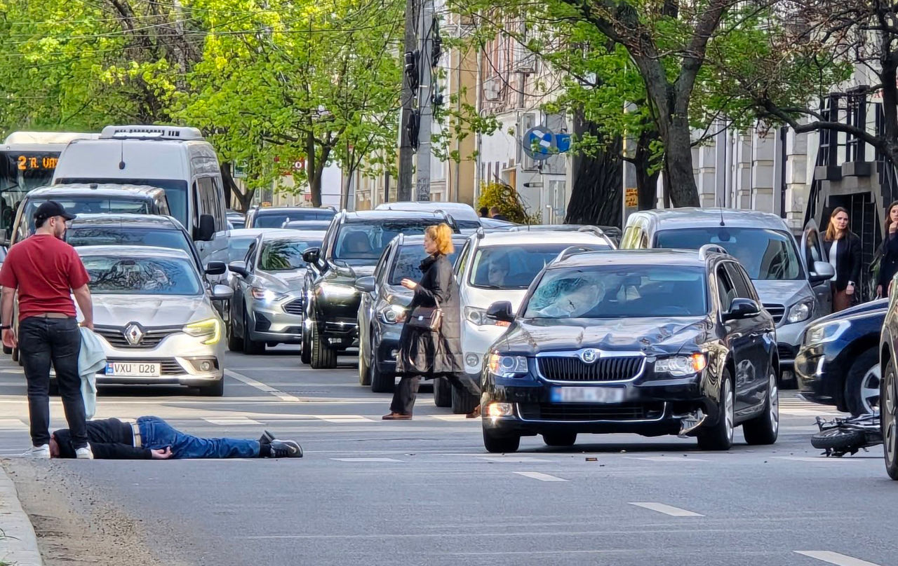 Un bărbat pe scuter, lovit în centrul Capitalei.