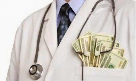 По данным исследования ВОЗ, 72 процента врачей отказываются от профессии из-за трудных условий жизни и маленькой зарплаты.