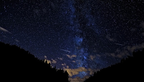 Locuitorii din emisfera nordică se vor bucura să vadă pe parcursul lunilor iulie şi august ale acestui an un curent de meteori Perseide.