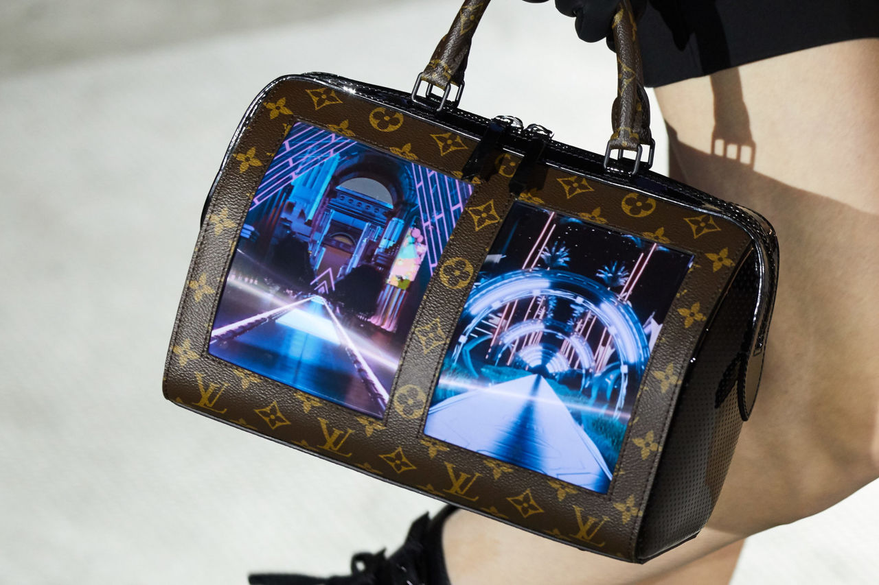 Louis Vuitton представил сумки с гибкими дисплеями.