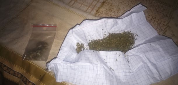 Zeci de telefoane, băuturi alcoolice și droguri, găsite în pușcărie. Foto: deschide.md