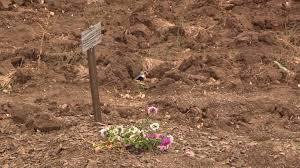На одной из могил обнаружена мемориальная доска на русском языке с именами. Фото: lifenews.ru.