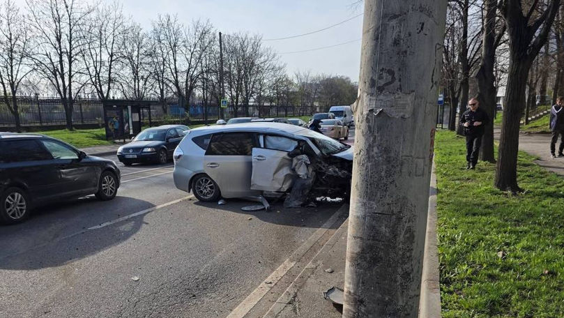 На улице Албишоара произошло ДТП: автомобиль врезался в столб.