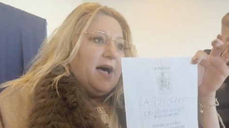 Șoșoacă a transmis live din cabina de vot: Și-a scris numele și a votat.