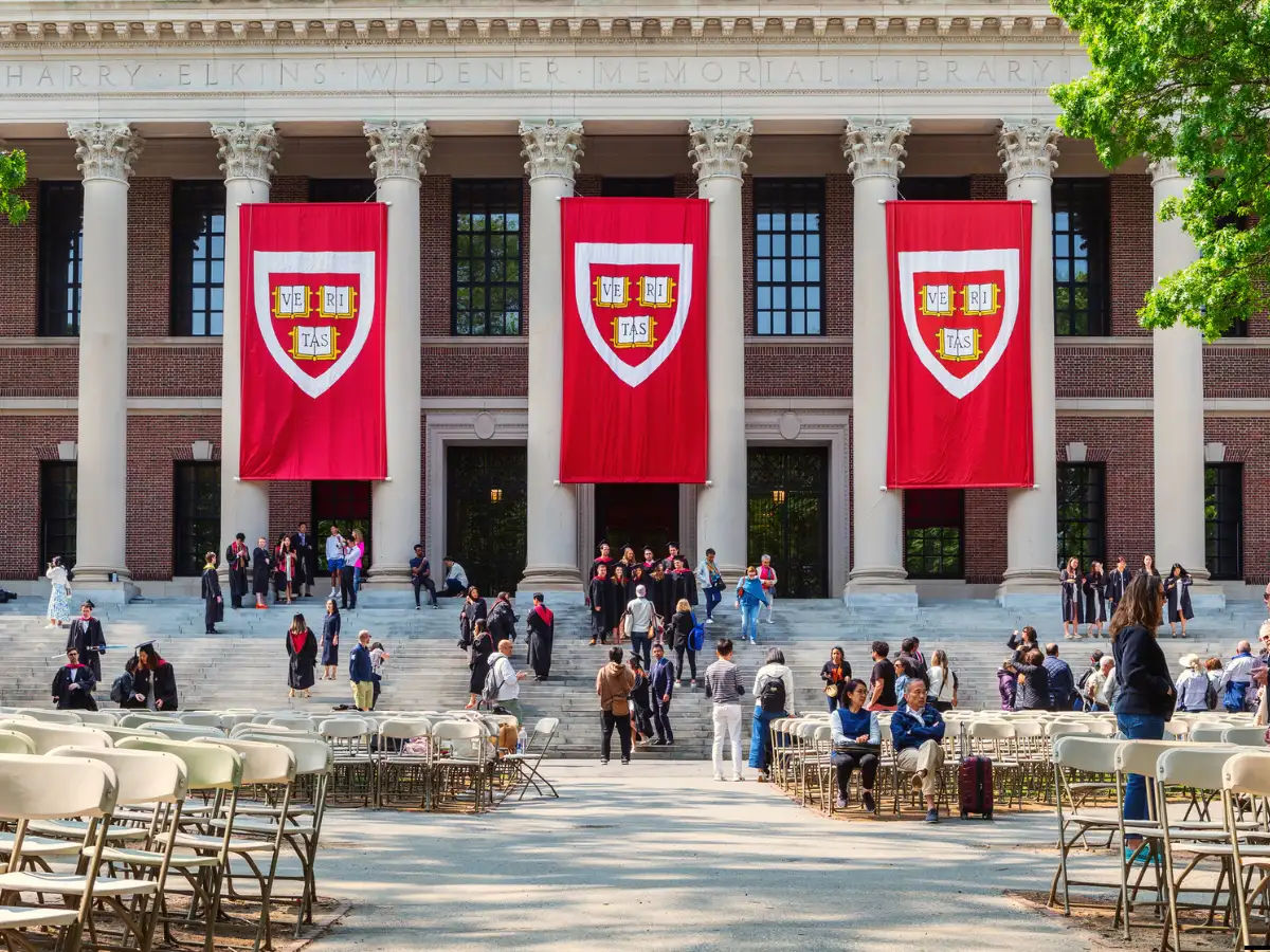 Guvernul SUA interzice Universității Harvard să admită studenți străini.