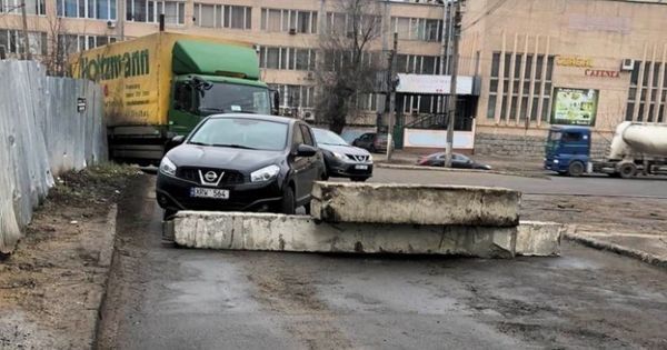 Мэрия просит найти тех, кто разблокировал столичную улицу.