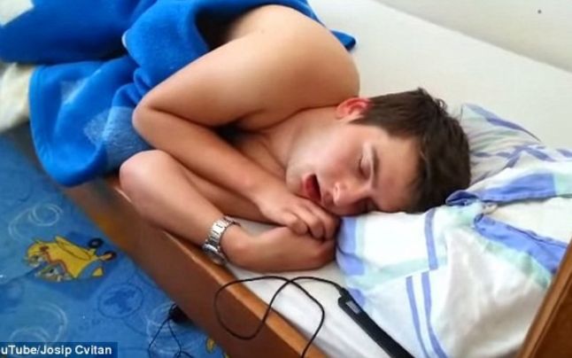 Cel mai des sforăitul apare la bărbaţi, la persoane obeze şi la pacienţii vârstnici. Foto: adevarul.ro