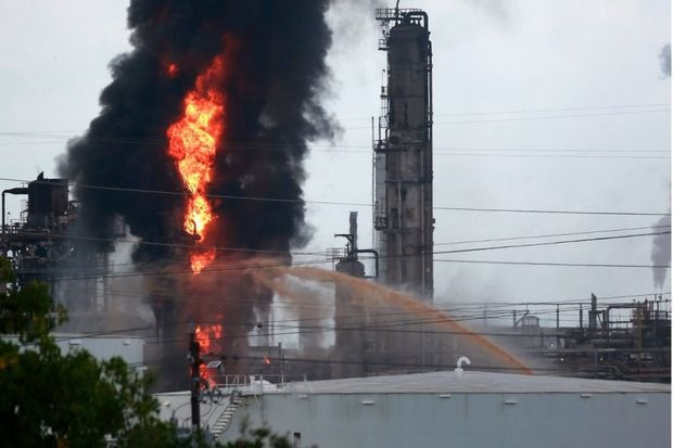 На нефтеперегонном заводе во Франции произошел пожар.
