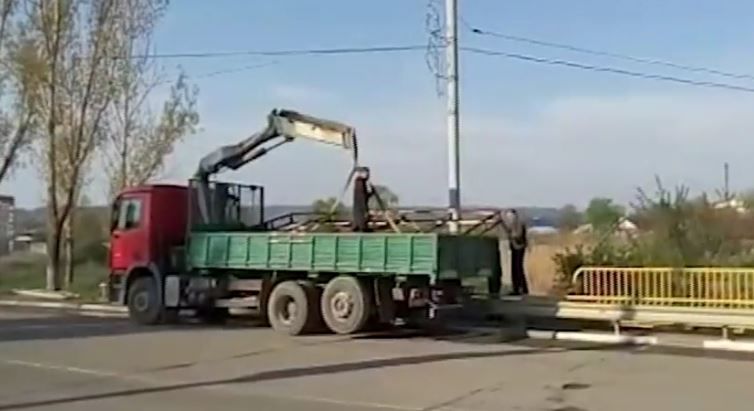 В Бельцах начался демонтаж рекламных щитов.