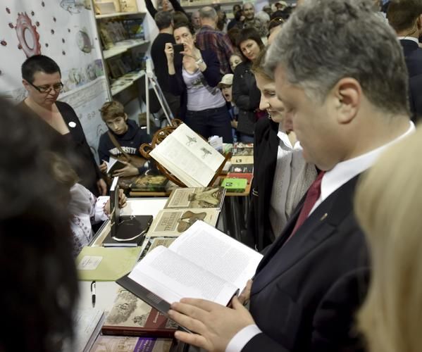 Порошенко старается читать по одной книге в месяц.