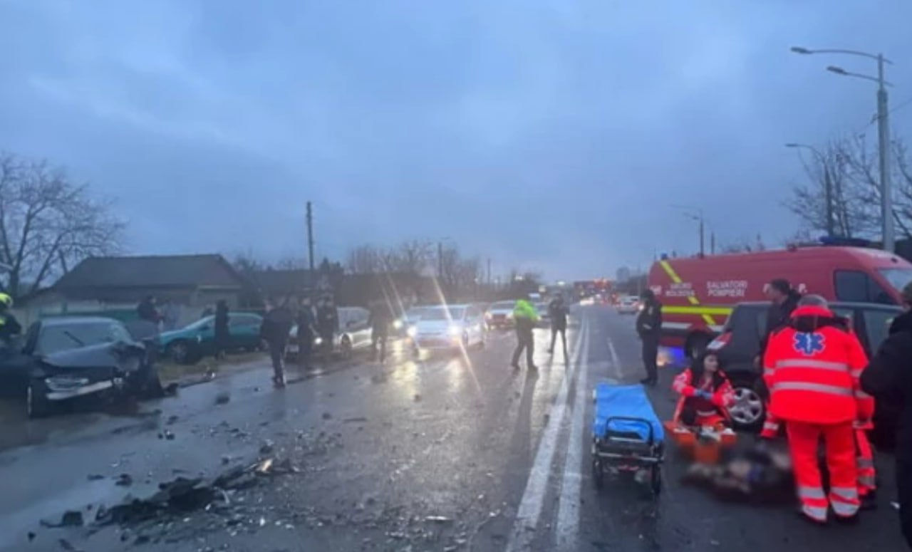 Trei mașini s-au ciocnit violent la Comrat: Martorii susțin că sunt răniți.