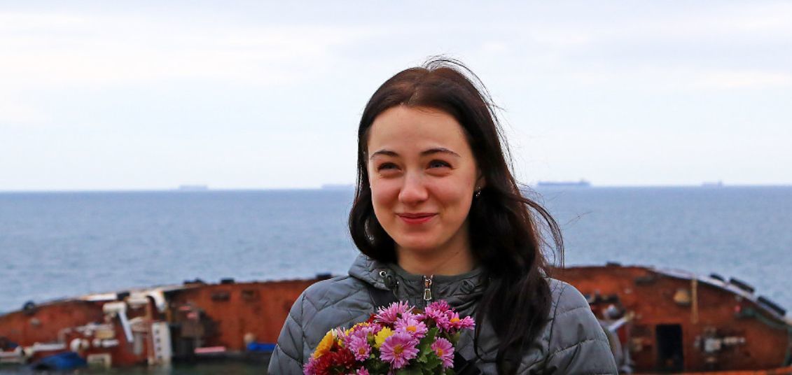 Туристы продолжают съезжаться к затонувшему в Одессе танкеру.