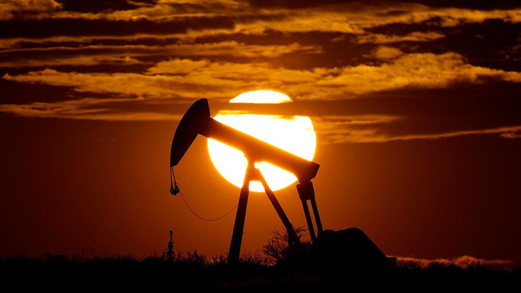 Котировки нефти снижаются в понедельник, инвесторы ждут очередного заседания ОПЕК+.