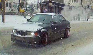 Drifturi cu BMW-ul în trafic în preajma unei stații de așteptare din Capitală.