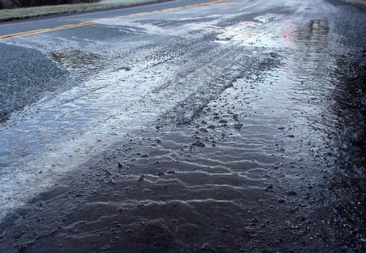 Из-за низких температур в водопроводной сети произошел прорыв, а вода моментально замерзла.