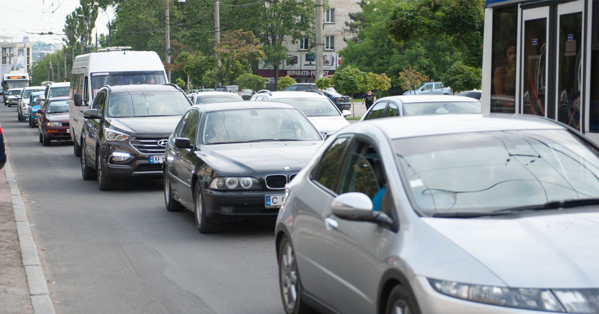 В Кишиневе ежедневно образуются огромные автомобильные пробки.