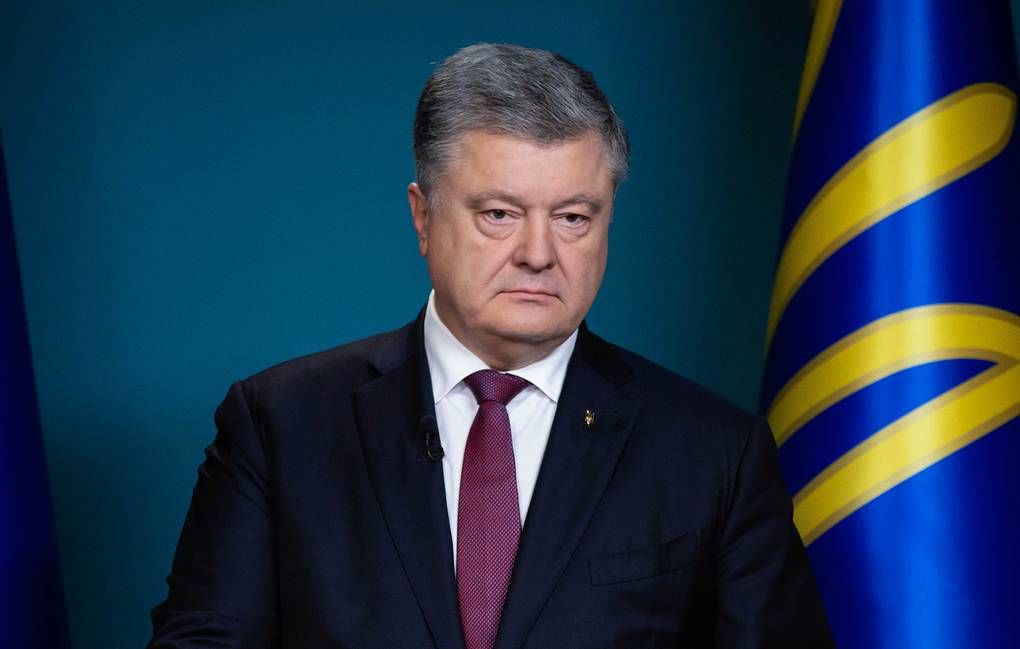 Порошенко вручили три повестки на допросы.