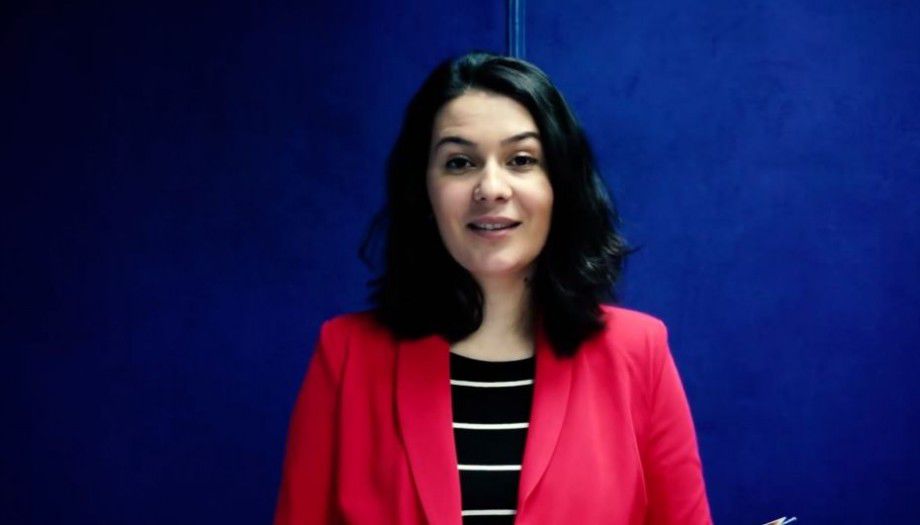 Zina Bivol, vloggerița care-și recită propriile versuri. 