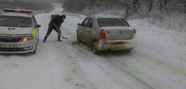 Inspectorii de patrulare monitorizează starea drumurilor din țară.  Foto: igp.gov.md