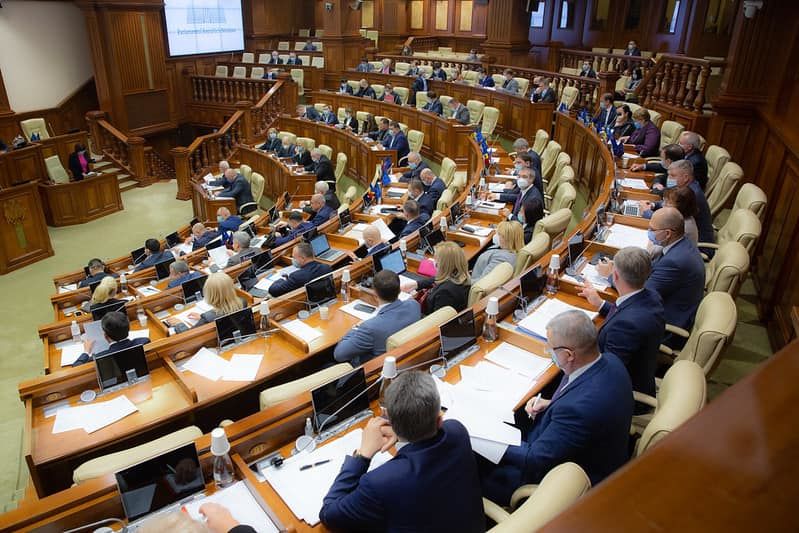 Депутаты парламента встретятся на пленарном заседании в среду.