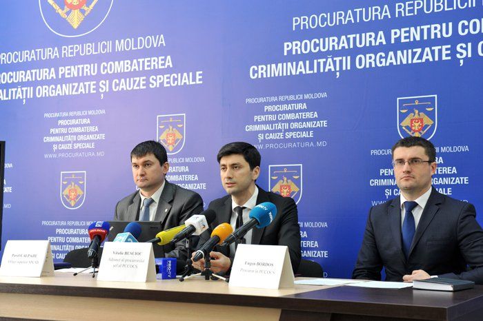 Cinci persoane au fost reținute pentru spălare de bani și evaziune fiscală. 
