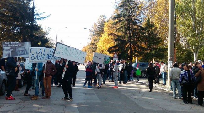 У здания суда собрались две многочисленные группы протестующих.