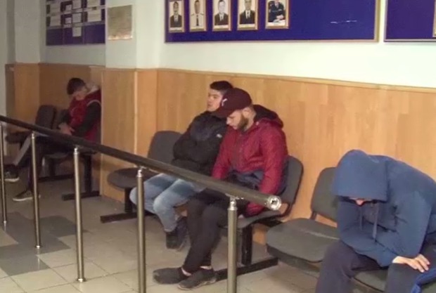 Парень в тяжелом состоянии был доставлен в больницу. 